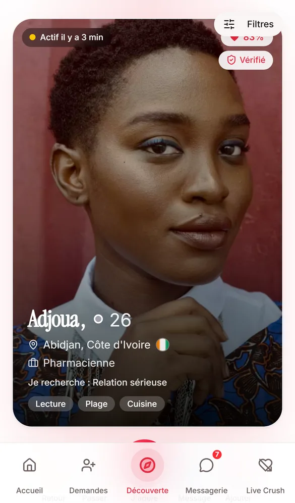 Écran Découverte de Mon Meetora : le profil d'Adjoua, 26 ans, pharmacienne à Abidjan, avec son badge Vérifié et son taux de compatibilité